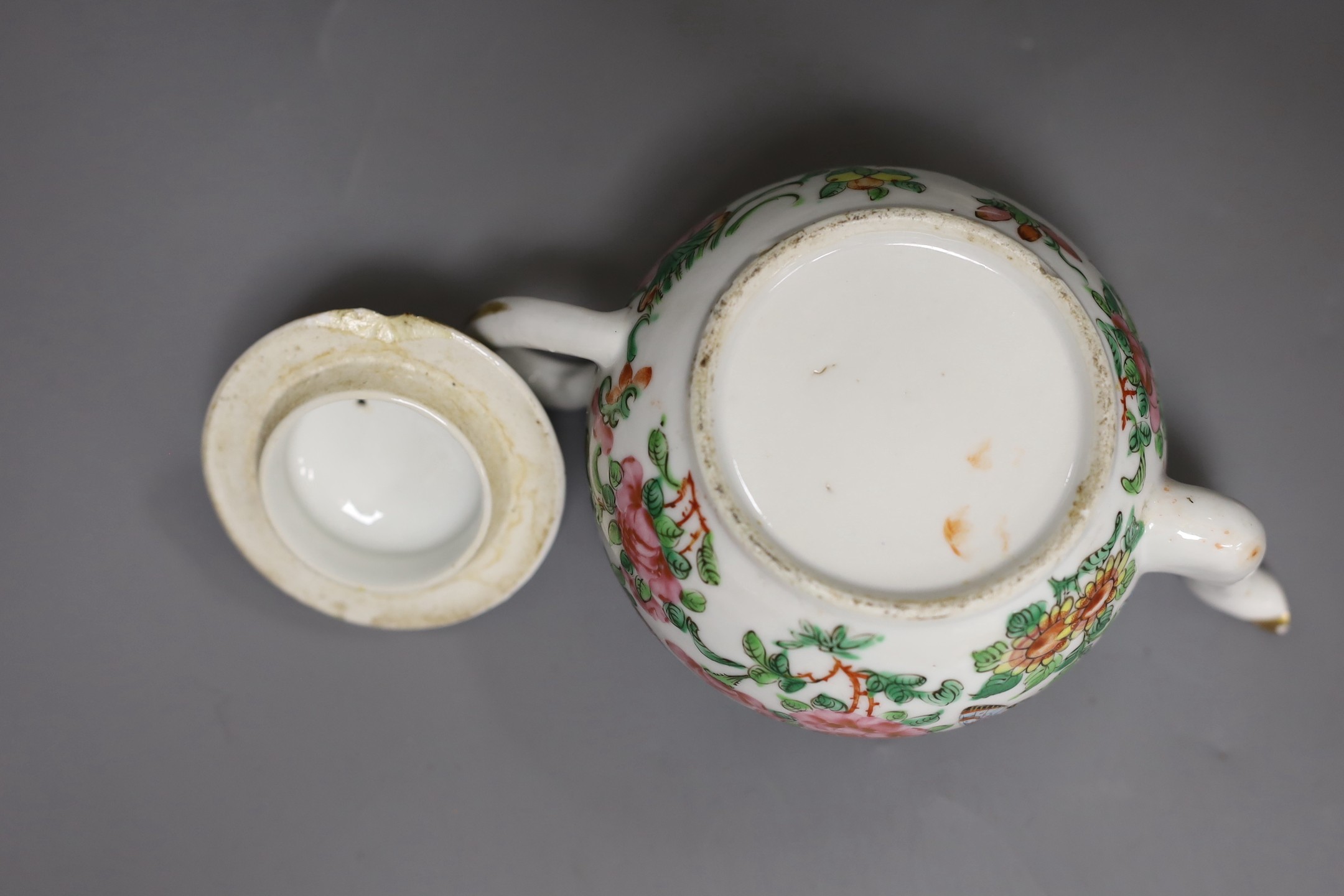 A Chinese Canton decorated famille rose teapot and a Japanese Fukugawa three handled vase (2), tallest 15cm